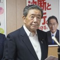 取材に応じる自民党の森山選対委員長＝11日夜、東京・永田町の党本部