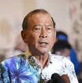 宜野湾市長選で再選を決め、取材に応じる松川正則氏＝11日午後10時16分、沖縄県宜野湾市