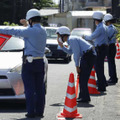女児が置き去りにされた駐車場付近で検問を実施し、情報提供を求める静岡県警の捜査員＝12日午前、静岡県牧之原市