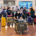 羽田空港に到着した外国人観光客ら＝7日