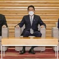 閣議に臨む（左から）林外相、岸田首相、高市経済安保相＝13日午前、首相官邸