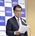 取材に応じる立憲民主党の岡田幹事長＝13日午後、東京・永田町の党本部