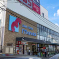 大阪府東大阪市にある万代の店舗＝13日