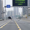 外出が制限され、閑散とする中国四川省成都市内の道路＝9日（共同）