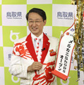 「メルカリショップス」のキックオフイベントに参加した鳥取県の平井伸治知事＝15日午後、鳥取県庁