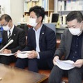 第1回口頭弁論を終え、記者会見する原告側弁護団＝16日午後、札幌市