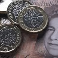 英ポンドの硬貨と紙幣＝2017年10月（ゲッティ＝共同）