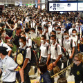 今夏の甲子園で東北勢初の優勝を果たし、JR仙台駅で大勢の人に出迎えられる仙台育英高の選手ら＝8月