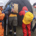 御嶽山の噴火災害を想定した避難訓練で、山頂の剣ケ峰付近のシェルターに逃げ込む参加者＝17日午後
