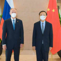 ロシアのパトルシェフ安全保障会議書記（左）と写真に納まる中国の楊潔チ・共産党政治局員＝19日、中国福建省（中国外務省のホームページより、共同）