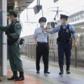 JR東京駅の新幹線ホームで警戒する警察官ら＝20日午前