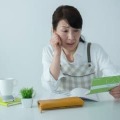 老後の貯金が十分に準備できていないと「これからの人生、大丈夫かな……」と強い不安に襲われることもあるでしょう。では、老後に突入する前に、何をすればその不安が解消できるのか考えてみます。