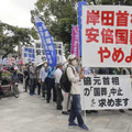 安倍元首相の国葬反対を訴え、抗議デモに集まった市民ら＝23日午後、広島市