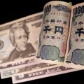 日本円と米ドルの紙幣（ロイター＝共同）