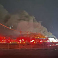 煙が上がるマルハニチロ広島工場の火災現場付近＝24日午前2時30分、広島市
