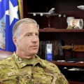 インタビューに答える米空軍第18航空団司令官のデイビッド・エグリン准将