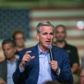 23日、米東部ペンシルベニア州で、共和党の公約を紹介するマッカーシー院内総務（Pam　Panchak/Pittsburgh　Post―Gazette提供・AP＝共同）