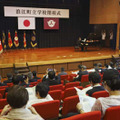 福島県浪江町で開かれた町立小中学校9校の合同閉校式。各校の校歌がピアノ演奏され、卒業生らが耳を傾けた＝25日午前