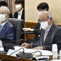 財政制度等審議会の分科会であいさつする鈴木財務相（右）＝26日午前、財務省