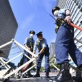 安倍元首相の国葬が行われる日本武道館近くの道路を封鎖する警察官＝27日午前9時3分、東京都千代田区
