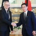 会談を前に握手する岸田首相（右）とオーストラリアのアルバニージー首相＝27日午前、東京・元赤坂の迎賓館（代表撮影）