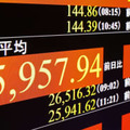 一時2万6000円を割り込んだ日経平均株価を示すモニター＝28日午前、東京・東新橋