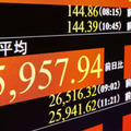 一時2万6000円を割り込んだ日経平均株価を示すモニター＝28日午前、東京・東新橋