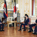 会談に臨む岸田首相とカンボジアのフン・セン首相（左端）＝28日午前、東京・元赤坂の迎賓館（代表撮影）