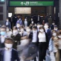 マスク姿で通勤する人たち＝JR東京駅前