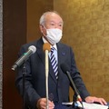 29日、フィリピンの首都マニラで取材に応じる鈴木財務相（共同）