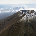 初冠雪した富士山の頂上付近＝30日午前10時3分（共同通信社ヘリから）