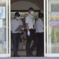 名鉄観光バスの愛知県豊田市の営業所を家宅捜索する奈良県警の捜査員ら＝30日午前