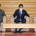 閣議に臨む（左から）林外相、岸田首相、高市経済安保相＝30日午前、首相官邸