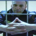 収監中の刑務所からモスクワでの裁判にオンラインで参加したナワリヌイ氏の映像＝3月（タス＝共同）