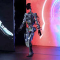 米テスラがイベントで公開した人型ロボットの試作機＝9月30日（同社の配信映像から、共同）
