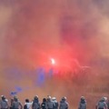 日本人ゴールの試合で惨事…激怒したファン数百人乱入で死傷者が出る大混乱
