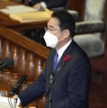 第210臨時国会で所信表明演説をする岸田首相＝3日午後、衆院本会議場