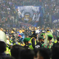 125人死亡のインドネシアサッカー事故、出口ドアが閉まっていたのは警備担当の過失か