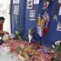 4日、インドネシア・マランのサッカー場で、出入り口に花びらをまき犠牲者を悼む男性（Antara　Foto/Ari　Bowo　Sucipto提供、ロイター＝共同）