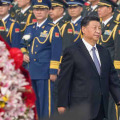 9月、「烈士記念日」の式典に臨む中国の習近平国家主席（手前）＝北京の天安門広場（共同）