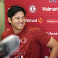 試合後、取材に応じるエンゼルスの大谷翔平＝5日、オークランド（共同）
