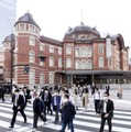 マスク姿で通勤する人たち＝2020年4月、東京・丸の内