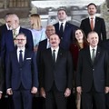 欧州政治共同体（EPC）の初会合に参加したフランスのマクロン大統領（前列左端）ら各国の首脳＝6日、チェコ・プラハ（ゲッティ＝共同）