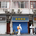 4月、ロックダウン中の中国上海市内でシャッターを閉めたままの商店（新華社＝共同）