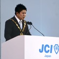 日本青年会議所の会頭に選出され抱負を述べる、麻生商事社長の麻生将豊氏＝8日午後、大分市