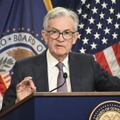 9月、記者会見する米FRBのパウエル議長＝ワシントン（共同）