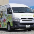 女児が取り残された通園バス＝9月14日、静岡県牧之原市