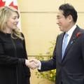 カナダのジョリー外相（左）と握手する岸田首相＝13日午前、首相官邸