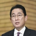 11日、記者団の取材に応じる岸田首相＝首相公邸