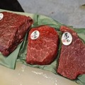 仲卸業者の店先に並ぶニタリクジラの生肉＝14日未明、大阪市中央卸売市場